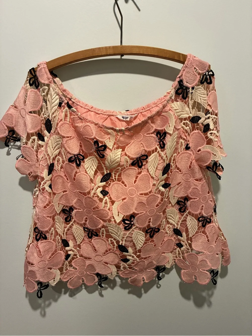 BB Dakota Pink Floral Lace Crochet Short Sleeve Top Size Medium - Picture 1 of 6